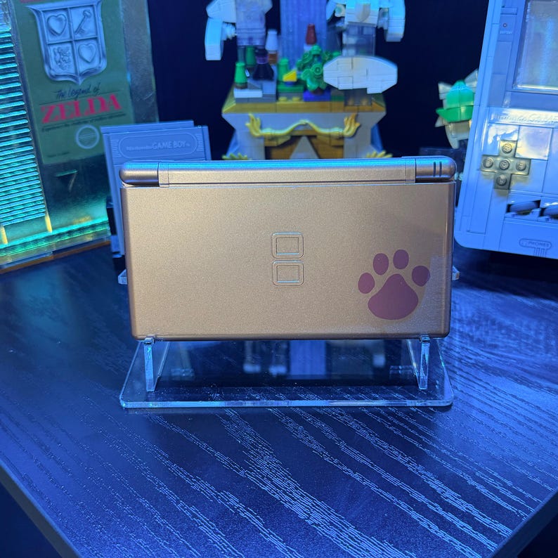 Nintendo DS Lite-ställ i akryl | Säker handhållen hållare | Retro speldekor bild 1