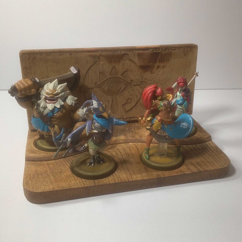 Display your Four Champion Amiibos with pride! This exclusive stand features 4 spots for your Amiibos, and a beautiful Sheikah Slate design.