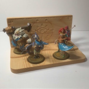 Display your Four Champion Amiibos with pride! This exclusive stand features 4 spots for your Amiibos, and a beautiful Sheikah Slate design.