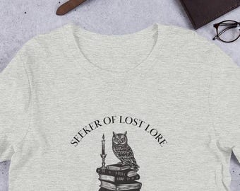 Camiseta de búho para amantes de los libros, acogedora ilustración literaria de búho con libros y vela. Opciones optimizadas para SEO.