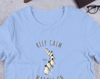 Camiseta "Mantén la calma y camina con tu pingüino": una linda y acogedora camiseta gráfica con humor suave y energías relajantes.