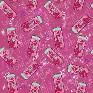 Könnte beinhalten: Ein sich wiederholendes Muster aus rosa Alani-Energy-Drink-Dosen mit grünen Deckeln und dem Wort "Alani" in Weiß. Der Hintergrund ist ein dunkleres Rosa mit Herzen, Sternen und den Worten "Ash Ember" in hellrosa.