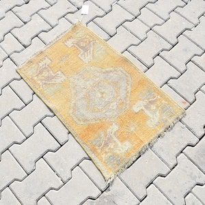 Tapis Oushak turc vintage : mini paillasson en laine 2 x 2