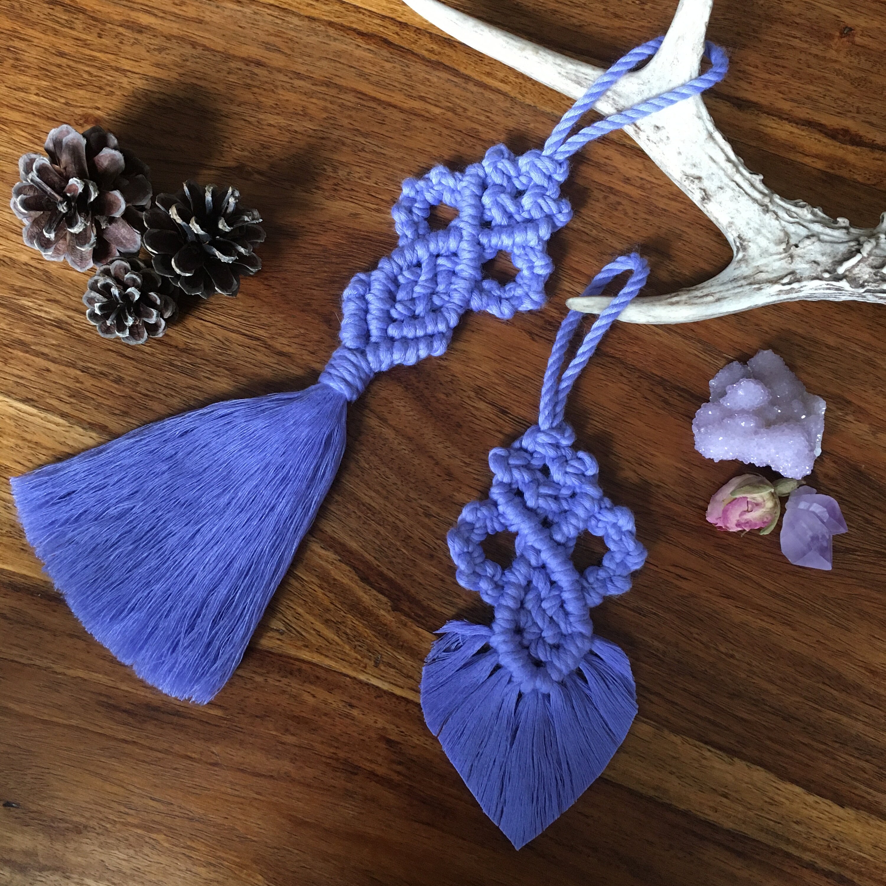 Patience Décorations à Suspendre en Macramé, Coton Lilas, 2 Versions Pompon ou Cœur | Talisman Énerg