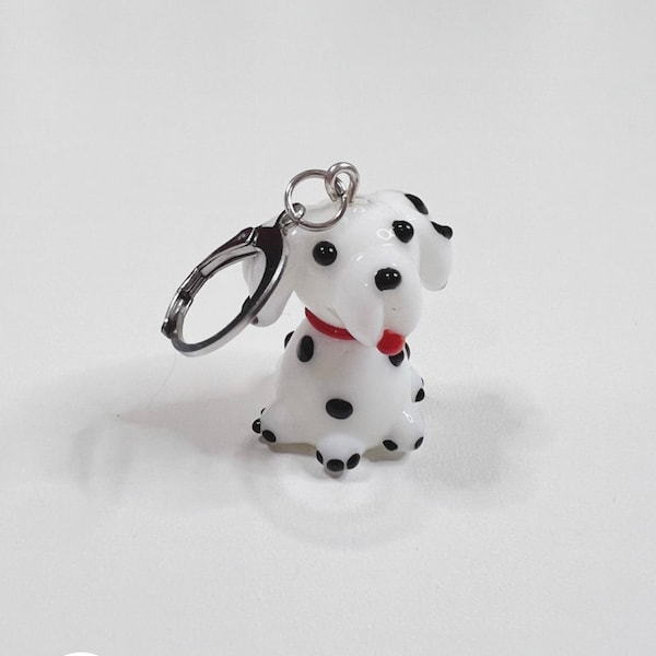 Marqueur 3D pour chien dalmatien. Charme de chien mignon, pendentif chien en verre fait main en verre travaillé au chalumeau