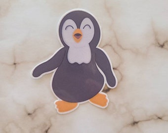 以下が含まれることがあります： 白いお腹とオレンジ色の足を持つ、漫画のペンギンのステッカー。ペンギンは笑顔で、翼を広げています。