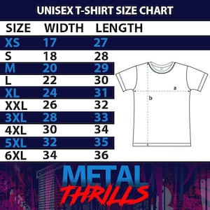 Op de afbeelding: Een unisex t-shirt maattabel met afmetingen in inches. Maten vari&euml;ren van XS tot 6XL, met bijbehorende breedte- en lengtematen. De tabel bevat een diagram van een t-shirt met gemarkeerde afmetingen. De tekst "METAL THRILLS" staat onderaan.