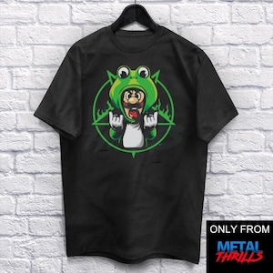 Puede incluir: Una taza de cerámica blanca con un asa negra y el texto "But First, Coffee" en un estilo manuscrito. La taza está sobre una superficie blanca. La taza es probablemente para bebidas calientes.