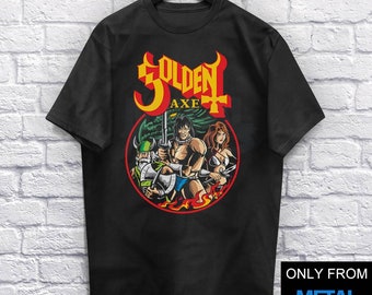 Puede incluir: Camiseta negra con un gráfico de los personajes del videojuego Golden Axe. Los personajes son un guerrero, un enano y una mujer. El texto "Golden Axe" está por encima de los personajes.