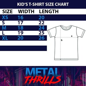 Op de afbeelding: Een maattabel voor kindert-shirts, met afmetingen in inches. De tabel bevat maten XS tot XL, met bijbehorende breedte- en lengtematen. Een diagram van een t-shirt illustreert waar de metingen worden genomen. De tekst "METAL THRILLS" staat onderaan.