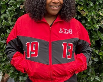 Chaqueta corta de nailon Delta Sigma Theta