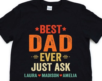 Può includere: Maglietta nera con una grafica in stile vintage che recita "Best Dad Ever - Just Ask Laura Madison Amelia" con testo rosso, arancione e giallo.