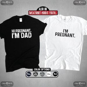 Może przedstawiać: Dwie koszulki, jedna czarna, a druga biała, z zabawnym ogłoszeniem o ciąży. Czarna koszulka głosi "Cześć w ciąży, jestem tatą", a biała koszulka głosi "Jestem w ciąży".