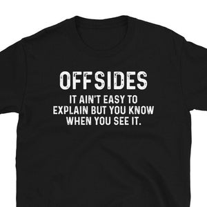 Op de afbeelding: Zwart T-shirt met witte tekst die "Offsides It ain't easy to explain but you know when you see it." zegt.