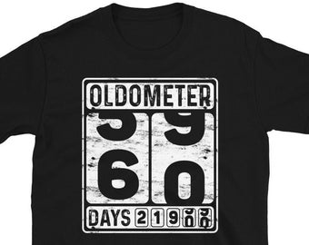 Peut inclure: T-shirt noir avec un graphique blanc d'un compteur kilométrique vintage affichant 3960 jours. Le texte "Oldometer" est au-dessus du compteur kilométrique et "Days 21960" est en dessous.