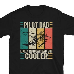 Puede incluir: Camiseta negra con un gráfico de estilo vintage de un avión y el texto "Pilot Dad - Like a regular dad but cooler."