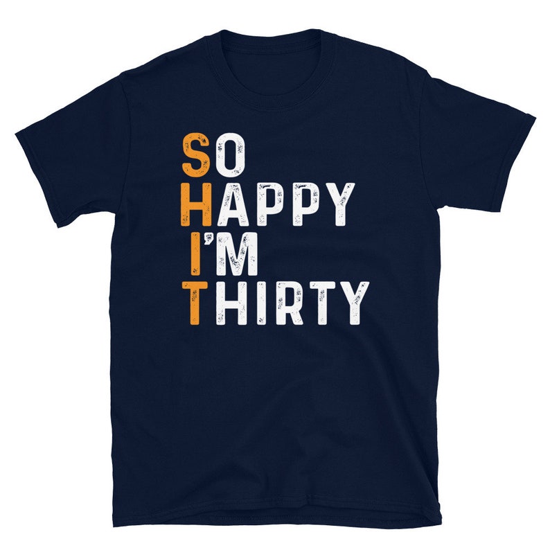 Pode incluir: Camiseta azul marinho de manga curta com texto branco que diz "SO HAPPY I'M THIRTY". A palavra "SHIT" est&aacute; escrita verticalmente em letras laranja.