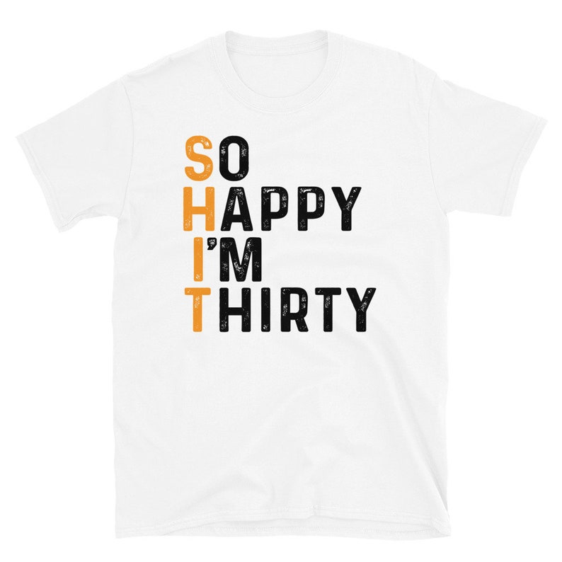 Pode incluir: Camiseta branca com texto preto que diz "SO HAPPY I'M THIRTY" com o "I'M" em laranja.
