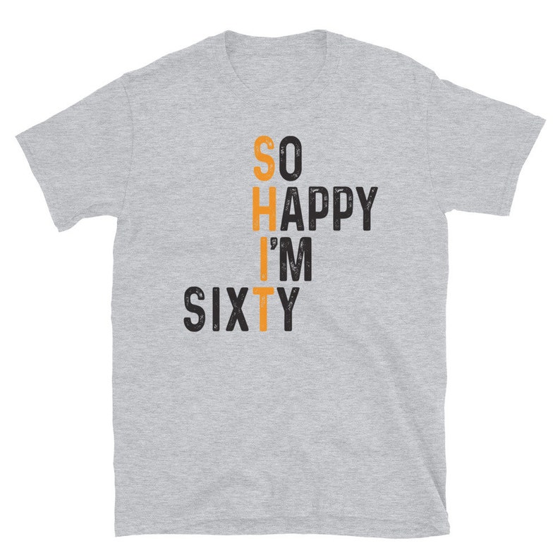 Peut inclure: T-shirt gris avec un texte noir qui dit "SO HAPPY I'M SIXTY" avec le mot "SIXTY" en orange.