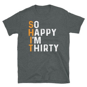 Pode incluir: Camiseta cinza escuro mesclada com texto branco que diz "SO HAPPY I'M THIRTY". A palavra "SO" est&aacute; em laranja.