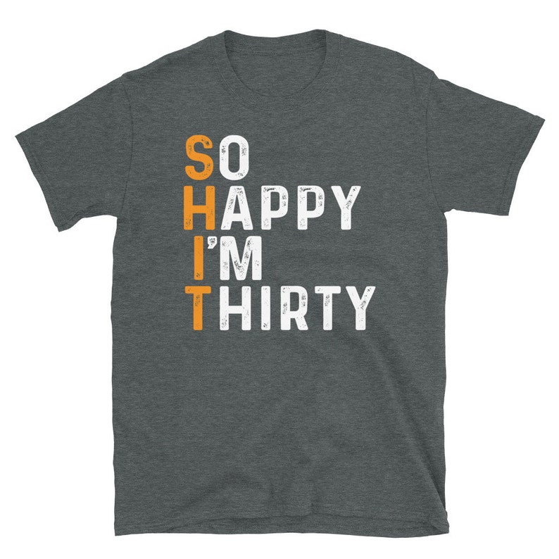 Pode incluir: Camiseta cinza escuro mesclada com texto branco que diz "SO HAPPY I'M THIRTY". A palavra "SO" est&aacute; em laranja.