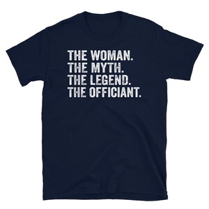 Puede incluir: Camiseta azul marino con texto blanco: "THE WOMAN. THE MYTH. THE LEGEND. THE OFFICIANT." El texto est&aacute; en una fuente desgastada. La camiseta es de cuello redondo y manga corta. Un gran regalo para un oficiante.