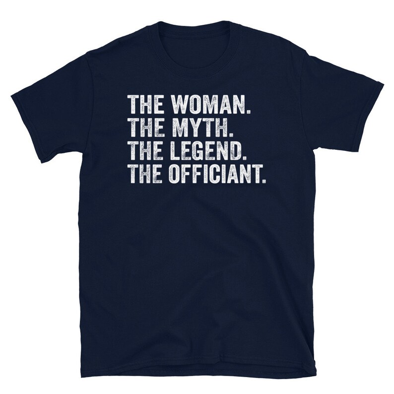 Puede incluir: Camiseta azul marino con texto blanco: "THE WOMAN. THE MYTH. THE LEGEND. THE OFFICIANT." El texto est&aacute; en una fuente desgastada. La camiseta es de cuello redondo y manga corta. Un gran regalo para un oficiante.