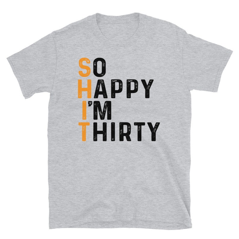 Pode incluir: Camiseta cinza de manga curta com texto preto que diz "SO HAPPY I'M THIRTY" com o "I'M" em laranja.