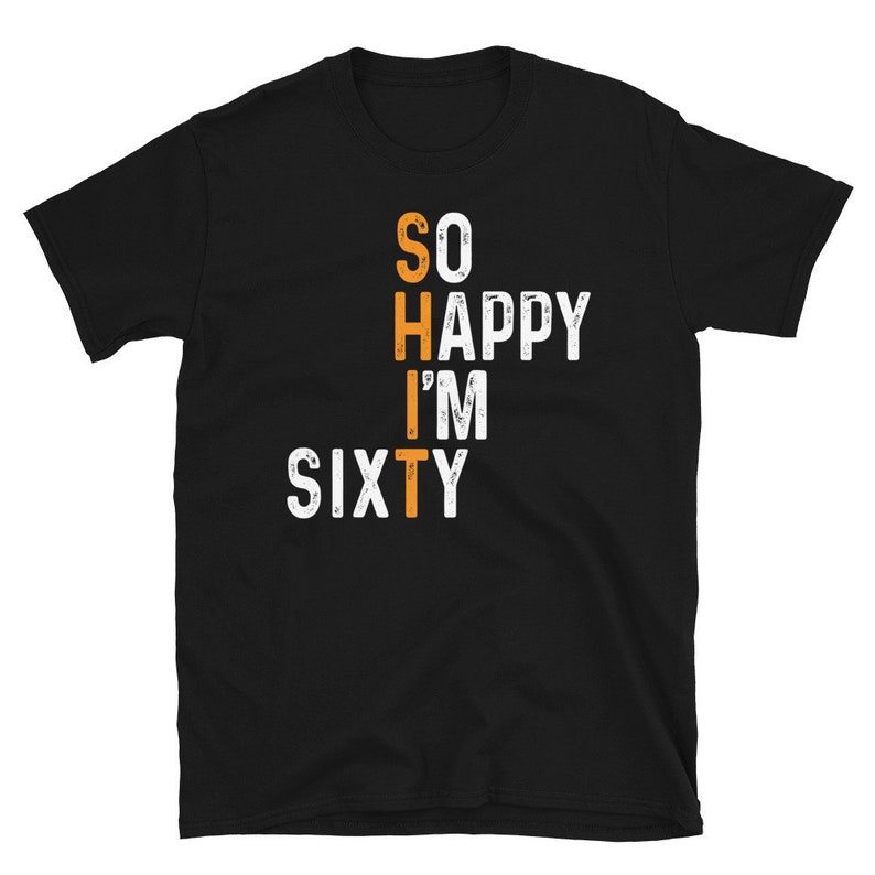 Peut inclure: T-shirt noir avec du texte blanc qui dit "So Happy I'm Sixty".