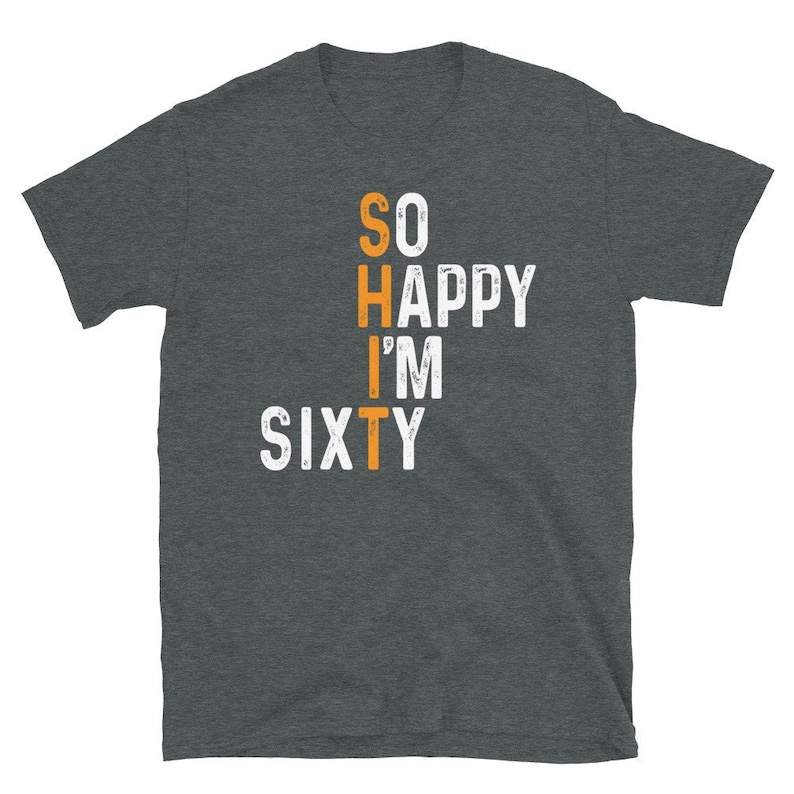 Peut inclure: T-shirt gris fonc&eacute; chin&eacute; avec un texte blanc qui dit "SO HAPPY I'M SIXTY" avec le mot "SIXTY" en orange.