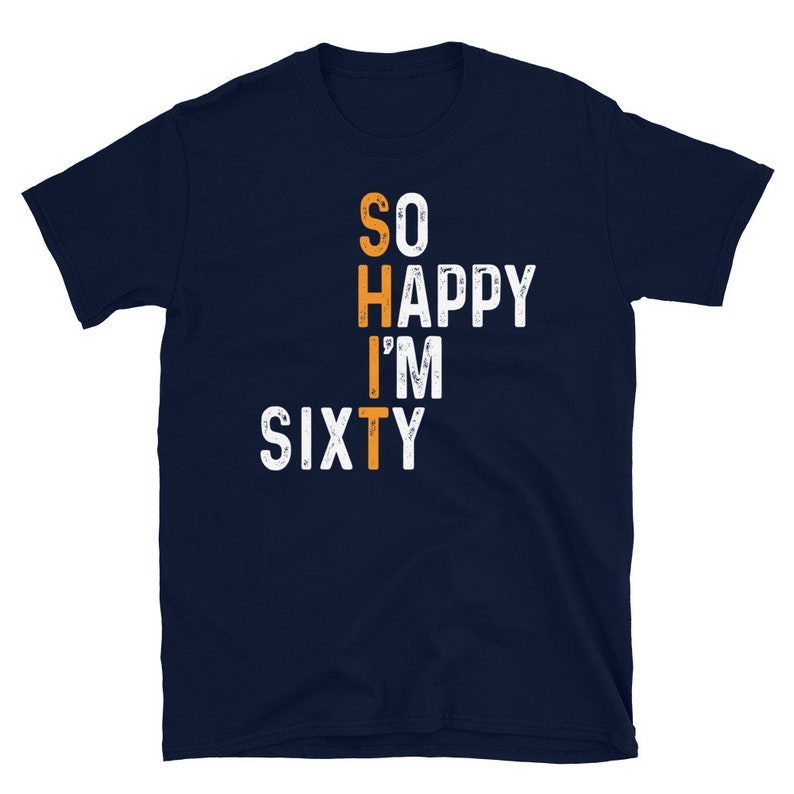 Peut inclure: T-shirt bleu marine avec un texte blanc qui dit "So Happy I'm Sixty". Le texte est dans un style de police d&eacute;form&eacute;. Le "I'm" est en orange.