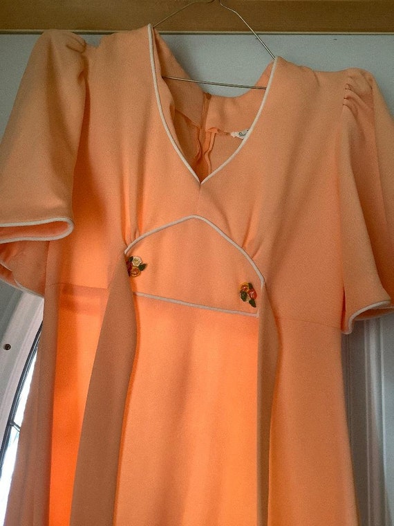 Vintage 1970s Adorable Peach Short Dress With Flo… - image 1