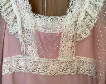 STUNNING 1970s Vintage Pink Dress With Lace and Polka Dots