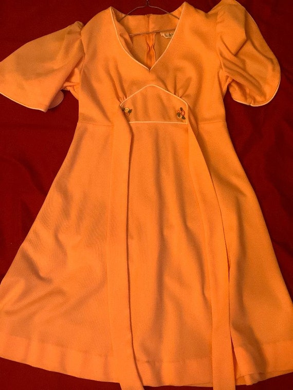 Vintage 1970s Adorable Peach Short Dress With Flo… - image 3