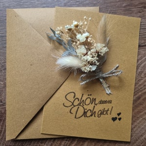 Kraftpapierkarte mit Trockenblumenstrauss / Grusskarte / Geschenkkarte