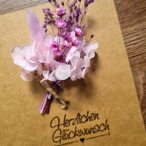Kraftpapierkarte mit Trockenblumenstrauss / Grusskarte / Geschenkkarte