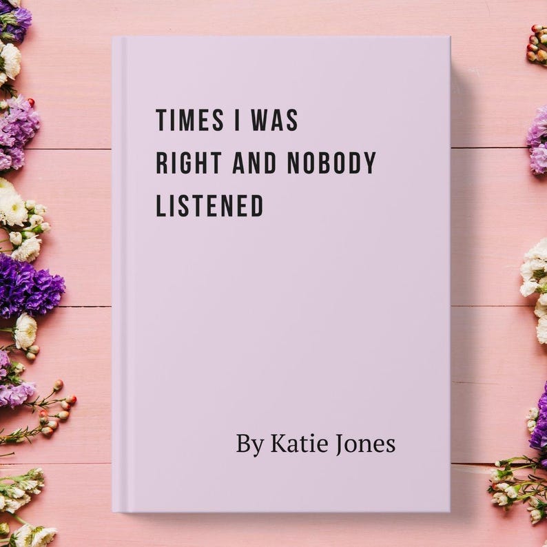 K&ouml;nnte beinhalten: Ein lavendelfarbenes Buch mit dem Titel "Times I Was Right And Nobody Listened" von Katie Jones.
