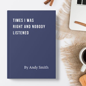 K&ouml;nnte beinhalten: Ein dunkelblaues Hardcover-Buch mit dem Titel "TIMES I WAS RIGHT AND NOBODY LISTENED" und dem Autor "By Andy Smith" in wei&szlig; gedruckt.