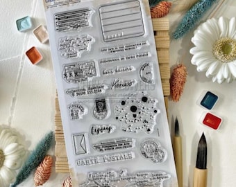 Op de afbeelding: Transparante stempelset van Chou & Flowers met diverse ontwerpen, waaronder tekst, een kaart en postthema's. De stempels zitten op een transparante sheet, perfect voor knutsel- en scrapbookprojecten.