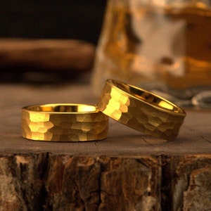 Hammered Gold Mens Wedding Band, Unique Men Tungsten Engagement Ring - Gift for Him, Tungsten Ring for Husband/Boyfriend