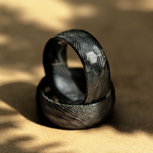 Anillo de compromiso de acero de Damasco macizo martillado en negro, anillo de boda exclusivo para hombre, anillo de compromiso para él, 8 mm, regalo para él, anillo de propuesta