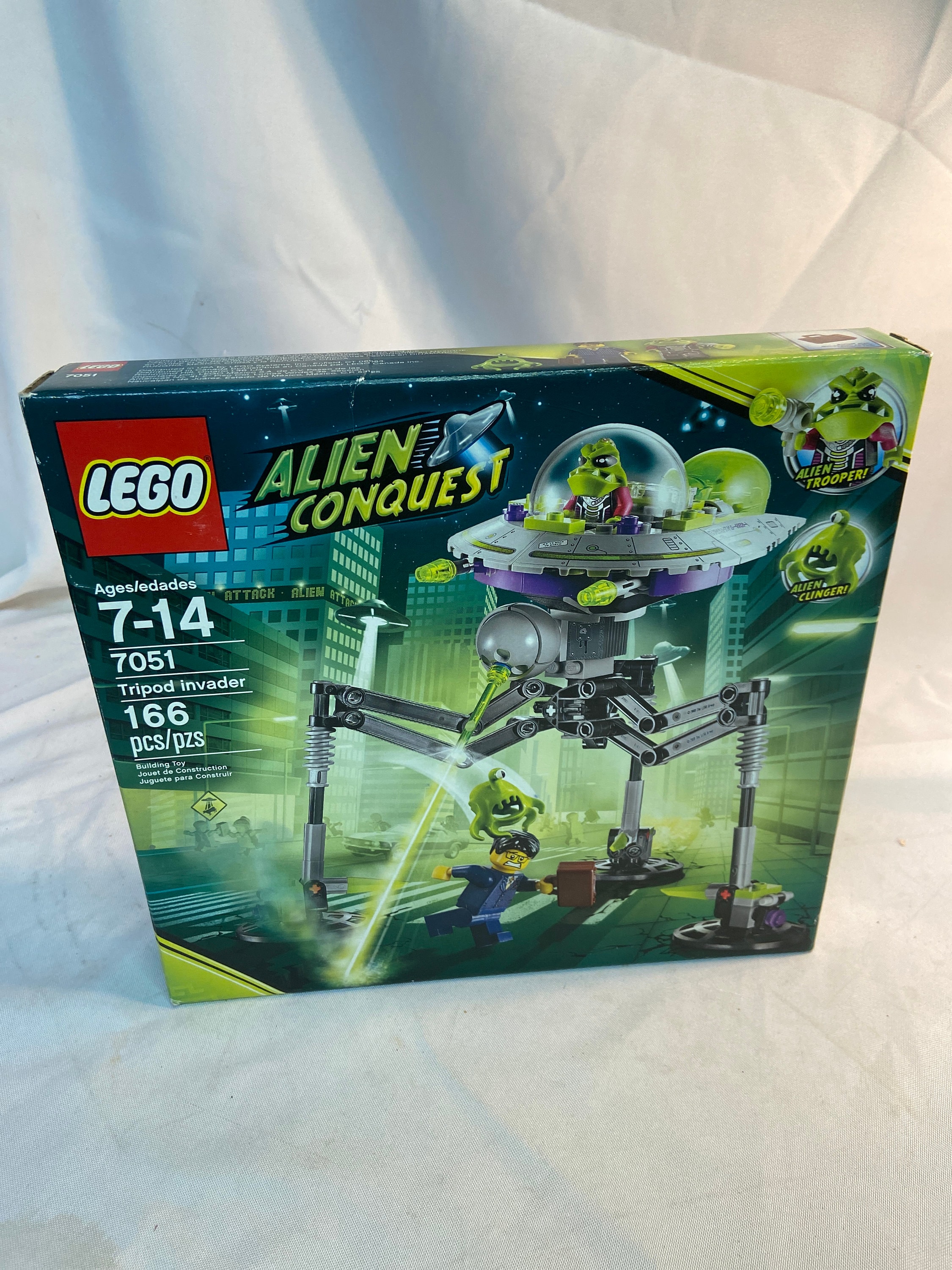Lego alien hotsell conquest 7051
