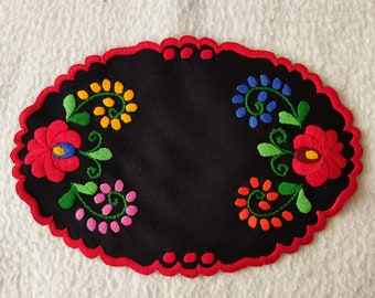 Embroidered oval 10" table topper, doily, handmade floral coaster with Hungarian pattern.