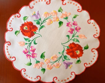 Tapete floral ovalado vintage húngaro de 14" hecho a mano con bordado tradicional Kalocsa.