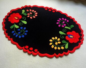 Embroidered oval 10" table topper, doily, handmade floral coaster with Hungarian pattern.