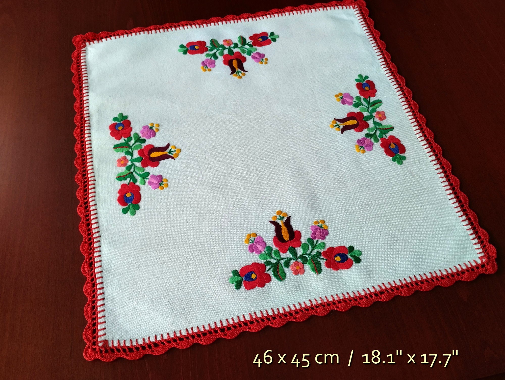 Nappe ronde en lin fond noir brodée à la main fleurs et