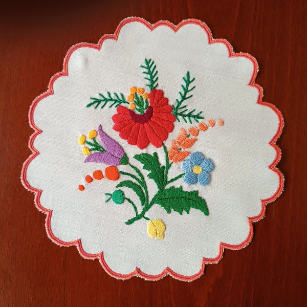 Hungarian embroidery | Handmade vintage circle doily with traditional, floral, embroidered Kalocsa folk motives. (17cm)