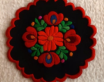 Broderie hongroise | Napperon noir fait main avec des motifs floraux traditionnels Matyo brodés. NOUVEAU ! (Ø 15 cm/6")