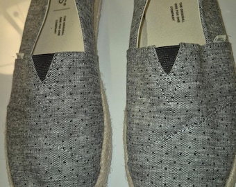 TOMS Slip-On Alpharetta Shoes. SZ 8. Black/Gray small print. NWOT