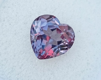 Gema de corazón de alejandrita creada en laboratorio, gema de corindón que cambia de color de azul a lavanda